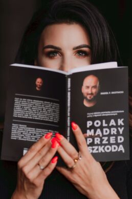 fotografia biznesowa Białystok - portret kobiety z książką