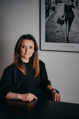 Fotografia Biznesowa Białystok - portret kobiety biznesu podczas sesji w siedzibie firmy w Białymstoku
