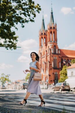 zdjęcie biznesowe - kobieta na tle Białegostoku