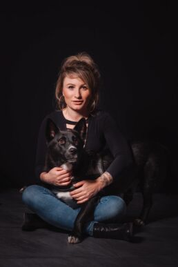 Fotografia Biznesowa Białystok - dziewczyna z psem sesja studyjna w Białymstoku