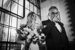 fotograf ślubny Białystok - panna młoda czekająca wraz z ojcem na jej ślub