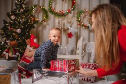 sesja świąteczna - dziecko wśród prezentów świątecznych